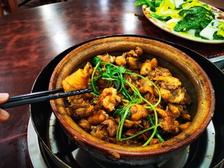 The delicious and enticing home-cooked chicken clay pot
