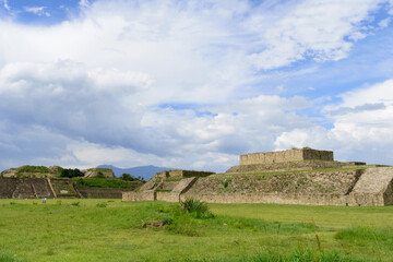 Obraz premium Vistas de Zona arqueológica Monte Alban y la ciudad de Oaxaca, Mexico.