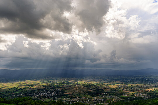 Vistas de Zona arqueol&oacute;gica Monte Alban y la ciudad de Oaxaca, Mexico.