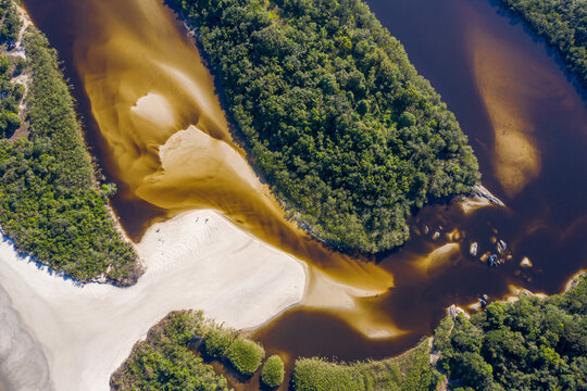 imagem vista por cima das &aacute;guas de um Rio em torno da sua vegeta&ccedil;&atilde;o. Foto com drone.