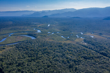 Foto aérea do leito do rio e suas montanhas. Rio Amazonas,,