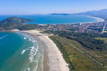 Foto aérea  do canto da Riviera de São Lourenço em São Paulo.. Linda praia com reserva ambiental.