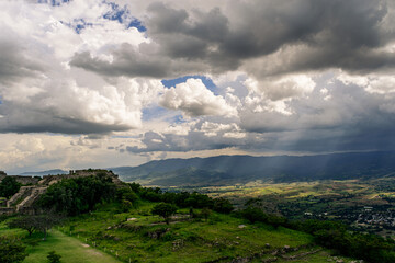 Vistas de Zona arqueol&oacute;gica Monte Alban y la ciudad de Oaxaca, Mexico.