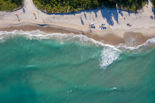 imagem aérea da linda praia de Toninhas em Ubatuba, litoral de São Paulo. Fotos vistas por cima e feitas com drone. Natureza, Mata Atlantica e Serra do Mar.