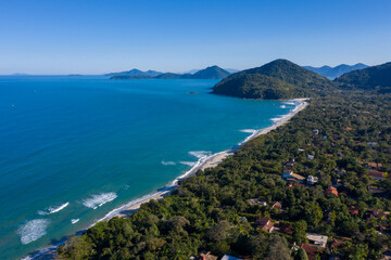 Fototapeta na wymiar imagem aérea da linda praia de Toninhas em Ubatuba, litoral de São Paulo. Fotos vistas por cima e feitas com drone. Natureza, Mata Atlantica e Serra do Mar.