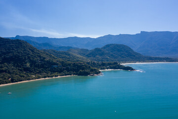 Obraz premium Imagem aérea de linda praia no litoral norte de São Paulo, cidade de Ubatuba. Paisagem captada com drone. Lugar paradisíaco. 