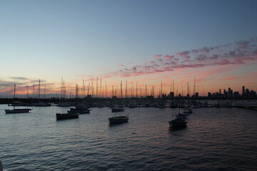 Paisaje de puerto y barcos al anochecer en Australia.