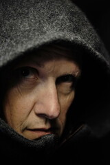 Portrait Mann ca 50, Gesicht unter Kapuze