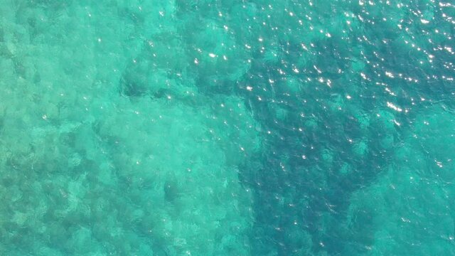  Vista a&eacute;rea de la playa de Mallorca con el mar de color turquesa y aguas cristalinas	