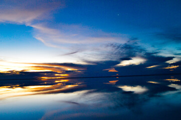 atardecer entre nubes  