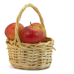 Geerntete Äpfel im Korb, isoliert vor weißem Hintergrund