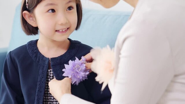  スーツを着た女の子と母親　入学式　卒園式
