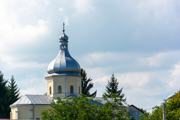 Mały kościół kaplica na wsi © Heroc