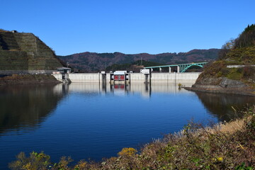 Obraz premium 寒河江ダム（ダム湖百選）／ 山形県西川町にある、県内最大のダムです。ダムによって形成された人造湖は、月山より名を取って月山湖（がっさんこ）と命名され、財団法人ダム水源地環境整備センターが選定する、ダム湖百選に選ばれています。