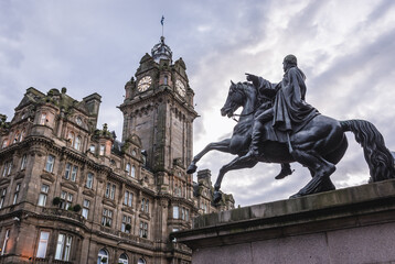 Fototapeta na wymiar Memorial to the Iron Duke in front of Balmoral Hotel in Edinburgh city, Scotland, UK