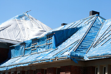 Baustelle, Dach, Dachsanierung, Blaue Abdeckplane