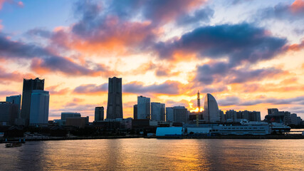 Fototapeta na wymiar 横浜 大桟橋ふ頭から見るみなとみらいの夕景