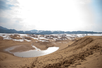雪が積もった鳥取砂丘