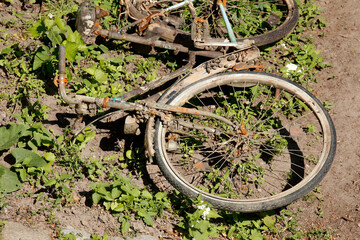 Altes, rostiges Fahrrad auf dem Boden liegend