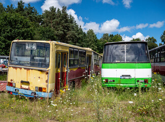 Alter Busfriedhof mit abgestellten Bussen