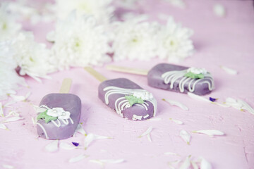 Homemade purple ice cream wedding cakes. Wedding day. Pastel cakes.