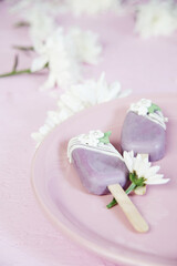 Obraz na płótnie Canvas Homemade purple ice cream wedding cakes. Wedding day. Pastel cakes.