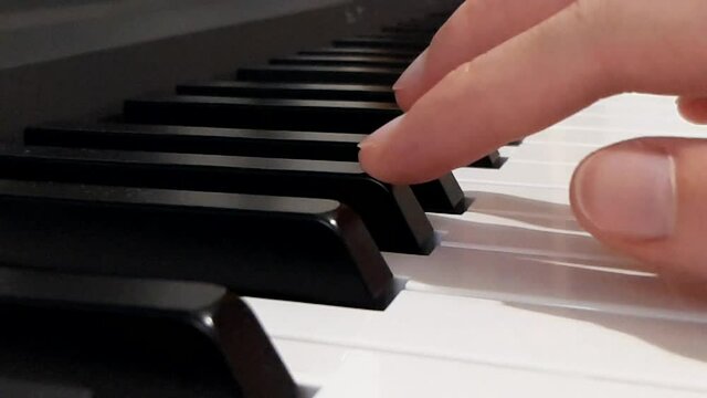 Suonare pianoforte. Rallentatore