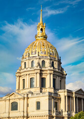 Fototapeta na wymiar Cupula dorada del Palacio Nacional de Los Invalidos en Paris