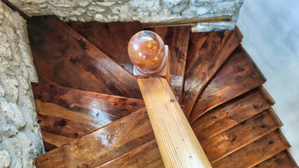 Escalera y barandilla de madera en cuadrado © David Andres