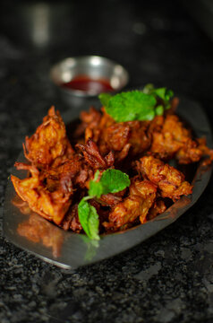 Crispy kanda pakora or kanda bhaji. Mumbai's road side snack. Favourite monsoon snack in India.
