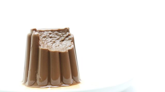 Cucharada a postre de flan de chocolate
