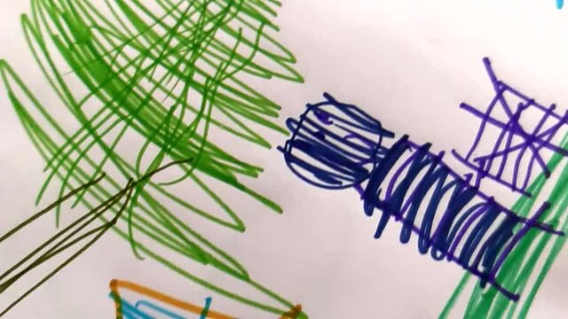 Disegno di un bambino fatto con i pennarelli. Rallentatore