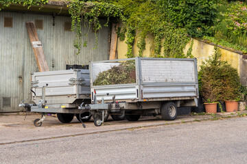 Autoanhänger beladen mit Äste, Zweige und Laub