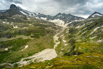 Fototapeta na wymiar View of the valley below the glacier Odenwinkelkees