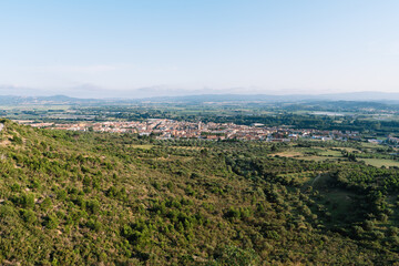 Obraz premium Aerial views of a rural village in the middle of a plain with fields and olive trees