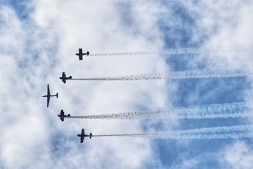 Aviones  volando en el cielo con trazos de humo