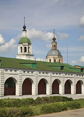 Fototapeta na wymiar Gostinyi dvor and church of Trinity of Life-Giving in Zaraysk. Russia