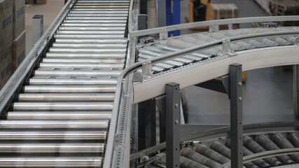 Conveyor with few line in distribution warehouse