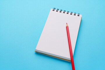 メモ帳と赤鉛筆