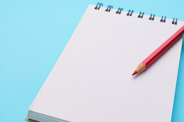 メモ帳と赤鉛筆