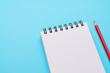 メモ帳と赤鉛筆