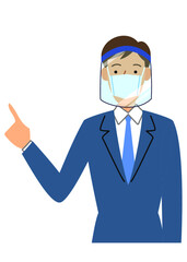 フェイスシールドをつけて指差す男性