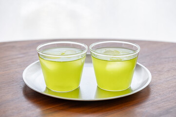 冷たい緑茶　夏のイメージ