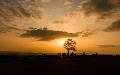 Fototapeta na wymiar 阿蘇・俵山頂上からの風景写真 美しい夕焼け空とバイクのシルエット 日本・熊本・阿蘇 Landscape photo from the top of Mt. Aso and Tawara Beautiful sunset sky and bike silhouette Japan, Kumamoto, Aso