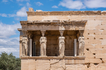 Obraz premium Athens, Greece. Cariatides Porch Erechtheion on Acropolis hill, blue sky background