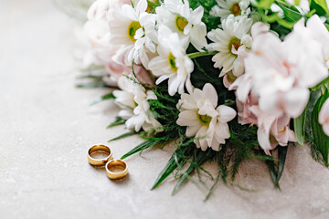 Obrączki złote i i bukiet ślubny kwiaty ślub wesele mąż i żona