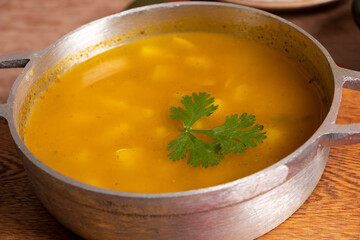 Sopa de papa tradicional colombiana para acompañar el almuerzo. Sopa con papa criolla.