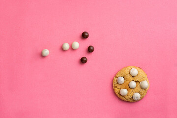 galleta con masmelos y chips de chocolate blanco sobre un fondo rosa con espacio para copi