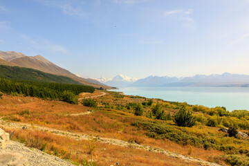 The view from Peters Lookout on Highway 80 over Lake Pukaki, leading Mt Cook in the background. - obrazy, fototapety, plakaty
