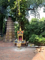 Jardin d'un temple à Phnom Penh, Cambodge